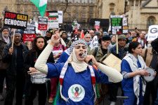 パレスチナへの連帯を示すため集まった人たち＝4月27日、ロンドン（ロイター＝共同）