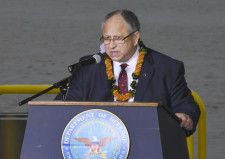 米ハワイ・真珠湾の式典で演説するデルトロ海軍長官＝2021年12月7日（共同）