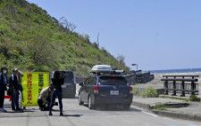 隆起した海岸に造った国道249号の迂回路が開通し、通行する車＝2日正午過ぎ、石川県輪島市