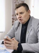 インタビューに答えるウクライナ・スラブチチのフォミチェフ市長（共同）