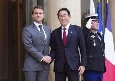 会談前にフランスのマクロン大統領（左）と握手する岸田首相＝2日、パリの大統領府（共同）