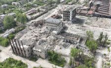 4月29日にドローンで空撮された、チャソフヤールの市街地。ロシアによる破壊で壊滅的な被害を受けている。（UKRAINE　PATROL　POLICE提供・AP＝共同）