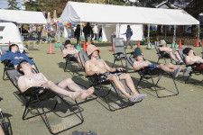 鳥取県米子市で開催されたサウナフェスで外気浴を楽しむ人たち＝2023年11月