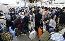 ゴールデンウイーク後半の4連休初日を迎え、混雑するJR東京駅の新幹線ホーム＝3日午前