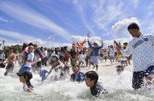 和歌山・白良浜で海開き　「楽しい」子どもら笑顔
