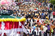 福岡市で3日、ゴールデンウイーク（GW）恒例の「博多どんたく港まつり」が開幕した。メイン行事のパレードは祭りの起源とされる「博多松囃子」で始まり、参加者は多彩な衣装に身を包み、初夏の陽気の市街地を練り歩いた