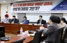 3日、ソウルの国会議員会館で開かれた日本の教科書問題に関する討論会。左から4人目は4月の総選挙で最大野党から当選した金容萬氏（共同）