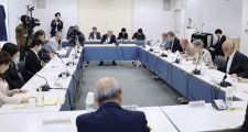長崎原爆資料館で開かれた、平和宣言の起草委員会の初会合＝3日午前、長崎市