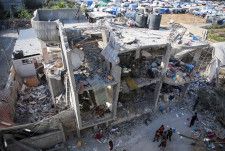 3日、パレスチナ自治区ガザ南部ラファで、イスラエルの攻撃によって破壊された建物（ロイター＝共同）