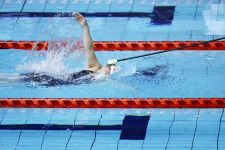 女子100メートル背泳ぎ（視覚障害S12）決勝　力泳する辻内彩野。1分15秒18の日本新をマークした＝横浜国際プール
