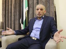 2日、カタール・ドーハで取材に応じたイスラム組織ハマスの政治部門幹部ホサム・バドラン氏（共同）