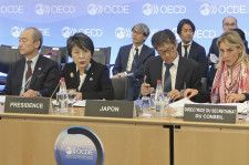 OECD閣僚理事会に出席した上川外相（左から2人目）＝2日、パリ（共同）