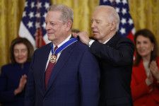 米ホワイトハウスでゴア元副大統領（左）に大統領自由勲章を授与するバイデン大統領＝3日、ワシントン（ゲッティ＝共同）
