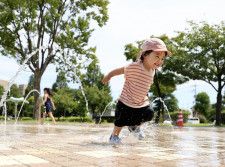 公園の噴水で遊ぶ子ども＝2022年