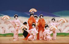 「日本こども歌舞伎まつり」で、日本舞踊を披露する東京都と大分県のグループ＝4日午後、石川県小松市