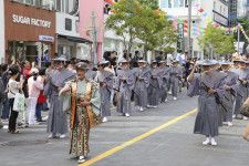 4日、韓国・釜山で行われた「朝鮮通信使」の行列を再現したパレードで、武士に扮して参加した長崎県対馬市の人たち（共同）