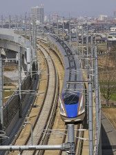 北陸新幹線の金沢―敦賀間が開業し、福井市内を走行する「かがやき543号」