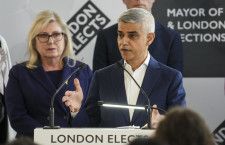 3選を決め演説するロンドン市長の労働党サディク・カーン氏＝4日、ロンドン（AP＝共同）