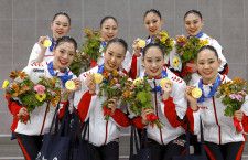 チームFRで金メダルを獲得し、写真に納まる日本＝パリ郊外のアクアティクスセンター（共同）