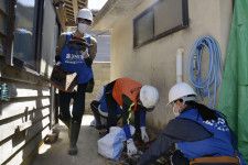 石川県輪島市門前町地区で、地震の被害に遭った住宅の片付けを手伝うボランティアの大学生ら＝5日午前