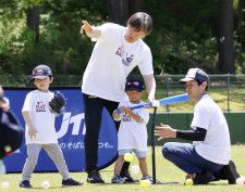 子どもたちに野球の打撃を指導する松井秀喜さん（中央上）＝5日午前、石川県能美市