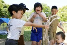 さいたま市の公園で水遊びする子どもたち＝5日午後