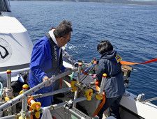 石川県・能登半島の沿岸海域で海底の地形や水深を調査する研究者ら＝5日午前
