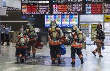 不審物の通報があったJR京都駅に集まった消防隊員ら＝5日午後5時32分