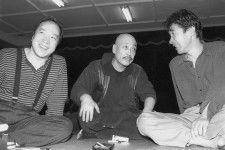麿赤児さん（中央）、大久保鷹さん（右）と語らう唐十郎さん＝1991年4月、東京・中野のけいこ場
