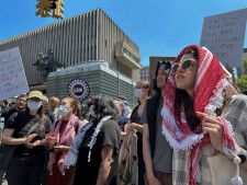 米コロンビア大でガザの戦闘に対する抗議のデモ行進をする学生ら＝1日、ニューヨーク（ロイター＝共同）