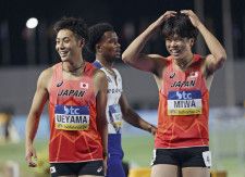 男子400メートルリレー決勝　レースを終えて頭を抱える第4走者の三輪颯太（右）と第3走者の上山紘輝（左）＝ナッソー（ロイター＝共同）