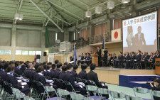一時避難先となっている明星大青梅校で開かれた日本航空高石川の入学式＝6日午前、東京都青梅市