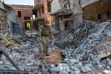 ウクライナ東部ハリコフで、ロシアの滑空爆弾によるとみられる攻撃を受けた住宅を調べる当局者＝5日（ゲッティ＝共同）