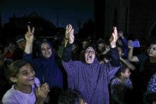 ハマスの戦闘休止案受け入れ表明を喜ぶパレスチナ人たち＝6日、ガザ（ゲッティ＝共同）