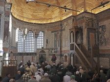 6日、正式にオープンした「カーリエモスク」の礼拝室に集まったイスラム教徒ら＝トルコ・イスタンブール（共同）