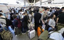ゴールデンウイークで混雑するJR東京駅の新幹線ホーム＝3日
