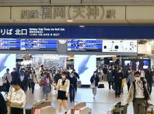 西鉄福岡駅を利用する人たち。天神大牟田線は開通100年を迎えた＝4月12日