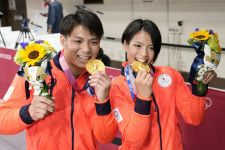 東京五輪で金メダルを獲得し、笑顔を見せる柔道男子66キロ級の阿部一二三（左）と女子52キロ級の詩＝2021年7月、日本武道館