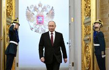 7日、モスクワのクレムリンで5期目就任式の会場に向けて歩くロシアのプーチン大統領（ロシア大統領府提供・ロイター＝共同）