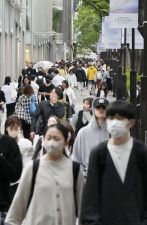 東京・表参道を歩く人たち。新型コロナウイルスの感染症法上の位置付けが5類に移行して8日で1年＝7日午後
