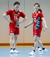 笑顔を見せるバレーボール男子日本代表の石川祐希（左）と高橋藍＝東京都北区の味の素ナショナルトレーニングセンター