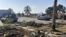 7日、パレスチナ自治区ガザ南部にあるラファ検問所に入るイスラエル軍の戦車（イスラエル軍提供・AP＝共同）