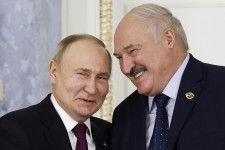 ロシア・サンクトペテルブルクで開かれた連合国家の最高国家評議会に出席したプーチン大統領（左）とベラルーシのルカシェンコ大統領＝1月（AP＝共同）
