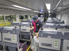 JR東日本の中央快速線に導入予定のグリーン車で行われた車内清掃の訓練＝8日未明、JR東京駅
