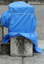 落書きがされた石柵＝8日午前9時37分、京都市伏見区の明治天皇陵