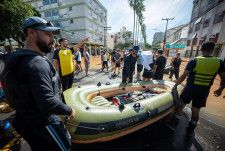 住民を救助するためボートを用意するボランティアの人びと＝7日、ブラジル・ポルトアレグレ（ゲッティ＝共同）