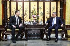 中国の李強首相（右）と会談する米EV大手テスラのイーロン・マスクCEO＝4月、北京の釣魚台迎賓館（新華社＝共同）
