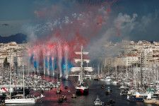 パリ五輪の聖火を運び、南部マルセイユの旧港に到着した巨大な帆船＝8日（ロイター＝共同）