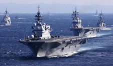 海上自衛隊の護衛艦「いずも」（手前）＝2022年11月、神奈川県沖の相模湾