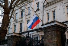 在英ロシア大使館。3月にモスクワで起きた銃乱射テロの犠牲者を追悼し、半旗が掲げられている＝3月、ロンドン（ロイター＝共同）